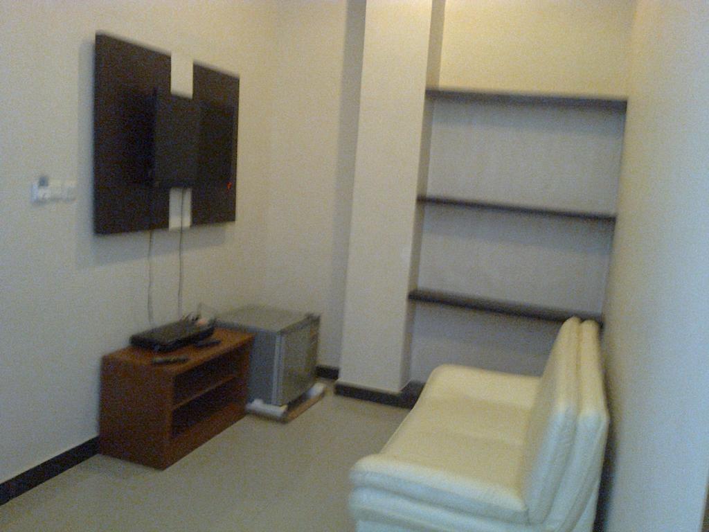 Galaxy Inn Baubau Buitenkant foto