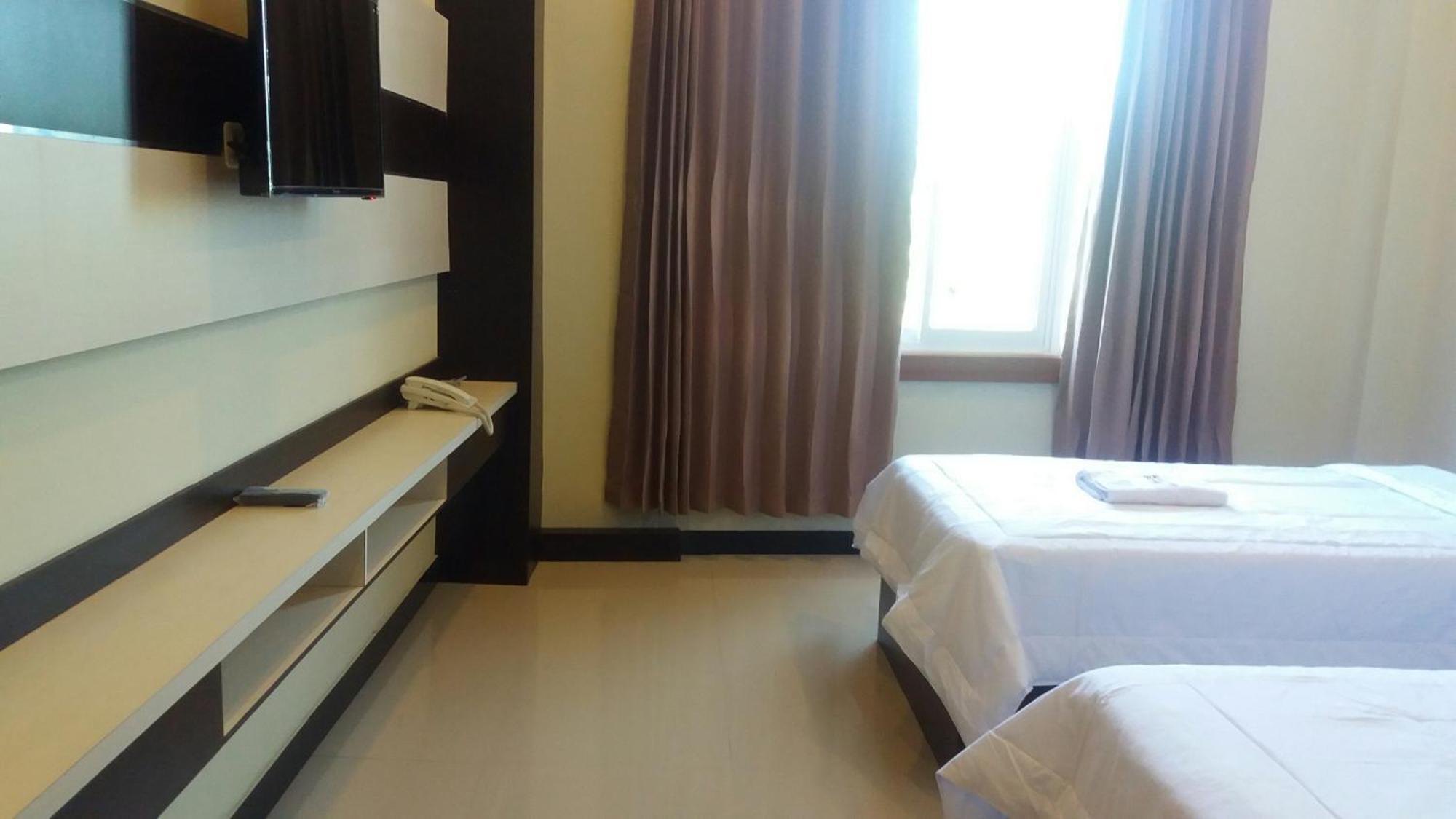Galaxy Inn Baubau Buitenkant foto